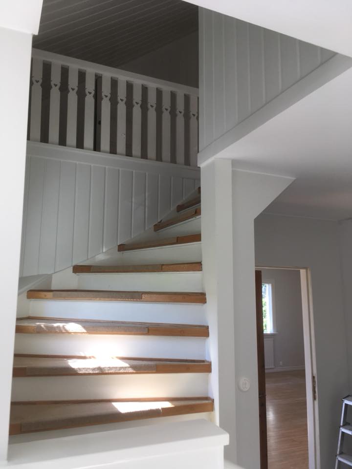 Gbg måleridesign - målning och tapetsering resultat renovering vit trappa